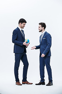 포토 JPG 스튜디오촬영 전신 서양인 외국인 남자 협력 실내 서기 웃음 들기 정장 20대 성인 두명 옆모습 지구본 마주보기 글로벌비즈니스 비즈니스맨 동료 국내포토 옷 뷰포인트 비즈니스 관계 모션 표정 사람 인종 청년 내부 글로벌 직장인 파일형식