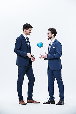 포토 JPG 스튜디오촬영 전신 서양인 외국인 남자 협력 실내 서기 웃음 정장 20대 성인 두명 옆모습 지구본 마주보기 글로벌비즈니스 비즈니스맨 동료 국내포토 옷 뷰포인트 비즈니스 관계 모션 표정 사람 인종 청년 내부 글로벌 직장인 파일형식