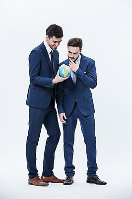 포토 JPG 스튜디오촬영 전신 서양인 외국인 남자 협력 실내 서기 들기 정장 20대 성인 두명 앞모습 옆모습 지구본 글로벌비즈니스 비즈니스맨 동료 국내포토 옷 뷰포인트 비즈니스 관계 모션 사람 인종 청년 내부 글로벌 직장인 파일형식