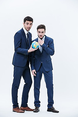 포토 JPG 스튜디오촬영 전신 서양인 외국인 남자 협력 실내 서기 들기 정장 20대 성인 두명 앞모습 옆모습 지구본 글로벌비즈니스 비즈니스맨 동료 국내포토 옷 뷰포인트 비즈니스 관계 모션 사람 인종 청년 내부 글로벌 직장인 파일형식