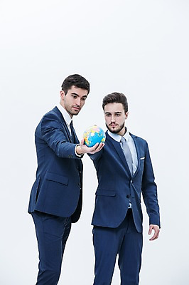 포토 JPG 스튜디오촬영 서양인 외국인 남자 협력 실내 서기 들기 정장 상반신 20대 성인 두명 앞모습 옆모습 지구본 글로벌비즈니스 비즈니스맨 동료 국내포토 옷 뷰포인트 비즈니스 관계 모션 사람 인종 청년 내부 글로벌 직장인 파일형식