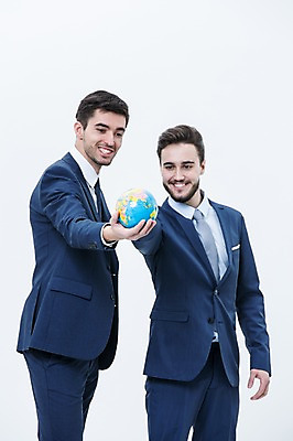 포토 JPG 스튜디오촬영 서양인 외국인 남자 협력 실내 서기 웃음 들기 정장 상반신 20대 성인 두명 앞모습 옆모습 지구본 글로벌비즈니스 비즈니스맨 동료 국내포토 옷 뷰포인트 비즈니스 관계 모션 표정 사람 인종 청년 내부 글로벌 직장인 파일형식