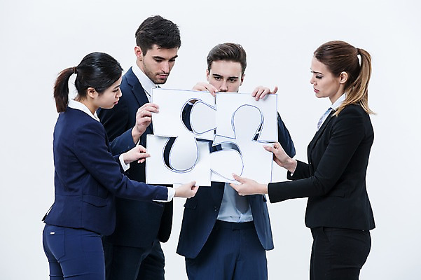 포토 JPG 스튜디오촬영 서양인 외국인 여자 남자 협력 실내 서기 동양인 정장 여러명 상반신 20대 성인 앞모습 옆모습 비즈니스맨 비즈니스우먼 퍼즐 동료 국내포토 옷 뷰포인트 다수 비즈니스 관계 모션 사람 인종 청년 내부 직장인 파일형식