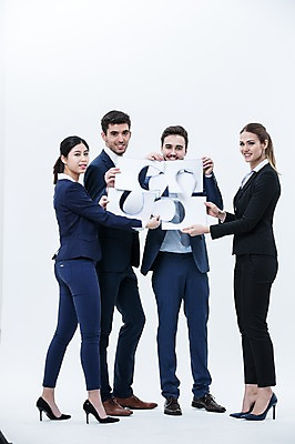 포토 JPG 스튜디오촬영 전신 서양인 외국인 여자 남자 협력 실내 서기 웃음 동양인 정장 여러명 20대 성인 앞모습 비즈니스맨 비즈니스우먼 퍼즐 동료 국내포토 옷 뷰포인트 다수 비즈니스 관계 모션 표정 사람 인종 청년 내부 직장인 파일형식