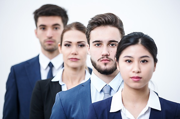 포토 JPG 스튜디오촬영 서양인 외국인 여자 남자 실내 서기 동양인 정장 여러명 상반신 20대 성인 앞모습 아웃포커스 비즈니스맨 비즈니스우먼 동료 국내포토 옷 뷰포인트 다수 비즈니스 관계 모션 촬영기법 사람 인종 청년 내부 직장인 파일형식