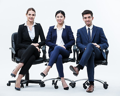 포토 JPG 스튜디오촬영 전신 서양인 외국인 여자 남자 의자 실내 웃음 앉기 동양인 정장 20대 성인 앞모습 세명 다리꼬기 비즈니스맨 비즈니스우먼 동료 성인만 국내포토 옷 뷰포인트 가구 비즈니스 관계 모션 표정 사람 인종 청년 내부 직장인 파일형식