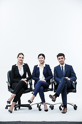포토 JPG 스튜디오촬영 전신 서양인 외국인 여자 남자 의자 실내 웃음 앉기 동양인 정장 20대 성인 앞모습 세명 다리꼬기 비즈니스맨 비즈니스우먼 동료 성인만 국내포토 옷 뷰포인트 가구 비즈니스 관계 모션 표정 사람 인종 청년 내부 직장인 파일형식