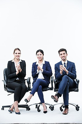 포토 JPG 스튜디오촬영 전신 서양인 외국인 여자 남자 의자 실내 웃음 앉기 동양인 정장 20대 성인 앞모습 세명 다리꼬기 비즈니스맨 비즈니스우먼 박수 동료 성인만 국내포토 옷 뷰포인트 가구 비즈니스 관계 모션 표정 사람 인종 손짓 청년 내부 직장인 파일형식