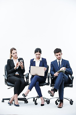 포토 JPG 스튜디오촬영 전신 서양인 외국인 여자 남자 의자 실내 앉기 동양인 정장 20대 성인 앞모습 세명 노트북 스마트폰 태블릿 다리꼬기 비즈니스맨 비즈니스우먼 동료 성인만 국내포토 옷 뷰포인트 가구 비즈니스 관계 모션 사람 인종 청년 내부 전자제품 핸드폰 스마트기기 직장인 파일형식