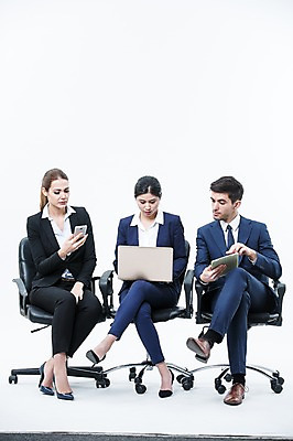 포토 JPG 스튜디오촬영 전신 서양인 외국인 여자 남자 의자 회의 실내 앉기 동양인 정장 20대 성인 앞모습 세명 노트북 스마트폰 태블릿 다리꼬기 비즈니스맨 비즈니스우먼 동료 성인만 국내포토 옷 뷰포인트 가구 비즈니스 관계 모션 사람 인종 청년 내부 전자제품 핸드폰 스마트기기 직장인 파일형식