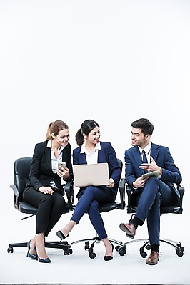 포토 JPG 스튜디오촬영 전신 서양인 외국인 여자 남자 의자 회의 실내 웃음 앉기 동양인 정장 20대 성인 앞모습 세명 노트북 스마트폰 태블릿 마주보기 다리꼬기 비즈니스맨 비즈니스우먼 동료 성인만 국내포토 옷 뷰포인트 가구 비즈니스 관계 모션 표정 사람 인종 청년 내부 전자제품 핸드폰 스마트기기 직장인 파일형식