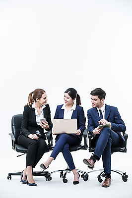 포토 JPG 스튜디오촬영 전신 서양인 외국인 여자 남자 의자 회의 실내 웃음 앉기 동양인 정장 20대 성인 앞모습 세명 노트북 스마트폰 태블릿 마주보기 다리꼬기 비즈니스맨 비즈니스우먼 동료 성인만 국내포토 옷 뷰포인트 가구 비즈니스 관계 모션 표정 사람 인종 청년 내부 전자제품 핸드폰 스마트기기 직장인 파일형식