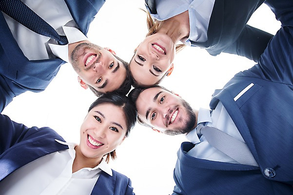 포토 JPG 스튜디오촬영 서양인 외국인 여자 남자 로우앵글 어깨동무 협력 실내 서기 웃음 동양인 정장 여러명 상반신 20대 성인 앞모습 비즈니스맨 비즈니스우먼 동료 국내포토 옷 뷰포인트 포즈 다수 비즈니스 관계 모션 표정 사람 인종 청년 내부 직장인 파일형식