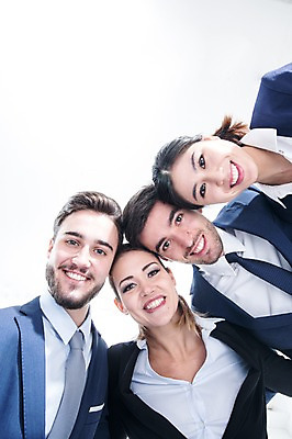 포토 JPG 스튜디오촬영 서양인 외국인 여자 남자 로우앵글 어깨동무 협력 실내 서기 웃음 동양인 정장 여러명 상반신 20대 성인 앞모습 비즈니스맨 비즈니스우먼 동료 국내포토 옷 뷰포인트 포즈 다수 비즈니스 관계 모션 표정 사람 인종 청년 내부 직장인 파일형식