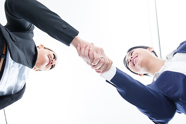 포토 JPG 스튜디오촬영 서양인 외국인 여자 로우앵글 악수 실내 협상 서기 웃음 동양인 정장 상반신 20대 성인 두명 비즈니스우먼 동료 국내포토 옷 뷰포인트 비즈니스 관계 모션 표정 사람 인종 손짓 청년 내부 직장인 파일형식