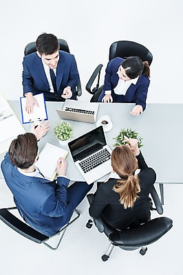 포토 JPG 스튜디오촬영 서양인 외국인 여자 남자 화분 커피 의자 회의 실내 앉기 동양인 정장 여러명 20대 성인 노트북 하이앵글 태블릿 비즈니스맨 비즈니스우먼 책상 동료 성인만 국내포토 옷 음료 뷰포인트 가구 다수 비즈니스 관계 모션 사람 인종 청년 내부 전자제품 스마트기기 직장인 파일형식