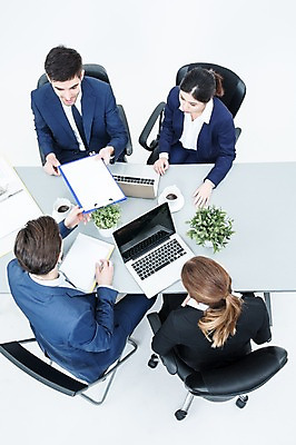 포토 JPG 스튜디오촬영 서양인 외국인 여자 남자 화분 커피 의자 회의 실내 앉기 동양인 정장 여러명 20대 성인 노트북 하이앵글 비즈니스맨 비즈니스우먼 책상 동료 서류판 성인만 국내포토 옷 음료 뷰포인트 가구 다수 비즈니스 관계 모션 사람 인종 청년 내부 전자제품 사무용품 직장인 파일형식