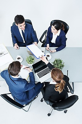 포토 JPG 스튜디오촬영 서양인 외국인 여자 남자 화분 커피 의자 회의 실내 앉기 동양인 정장 여러명 20대 성인 노트북 하이앵글 비즈니스맨 비즈니스우먼 책상 동료 서류판 성인만 국내포토 옷 음료 뷰포인트 가구 다수 비즈니스 관계 모션 사람 인종 청년 내부 전자제품 사무용품 직장인 파일형식