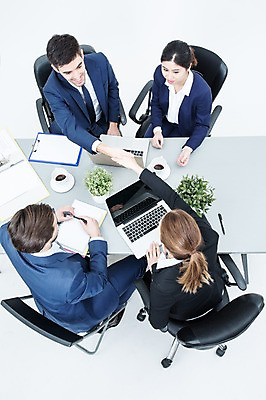 포토 JPG 스튜디오촬영 서양인 외국인 여자 남자 화분 커피 의자 회의 악수 실내 앉기 동양인 정장 여러명 20대 성인 노트북 하이앵글 비즈니스맨 비즈니스우먼 책상 동료 성인만 국내포토 옷 음료 뷰포인트 가구 다수 비즈니스 관계 모션 사람 인종 손짓 청년 내부 전자제품 직장인 파일형식