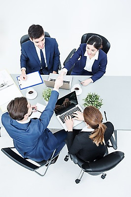 포토 JPG 스튜디오촬영 서양인 외국인 여자 남자 화분 커피 의자 회의 악수 실내 앉기 동양인 정장 여러명 20대 성인 노트북 하이앵글 태블릿 비즈니스맨 비즈니스우먼 책상 동료 성인만 국내포토 옷 음료 뷰포인트 가구 다수 비즈니스 관계 모션 사람 인종 손짓 청년 내부 전자제품 스마트기기 직장인 파일형식