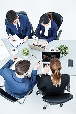 포토 JPG 스튜디오촬영 서양인 외국인 여자 남자 화분 커피 의자 회의 실내 앉기 동양인 정장 여러명 20대 성인 노트북 하이앵글 비즈니스맨 비즈니스우먼 책상 동료 성인만 국내포토 옷 음료 뷰포인트 가구 다수 비즈니스 관계 모션 사람 인종 청년 내부 전자제품 직장인 파일형식