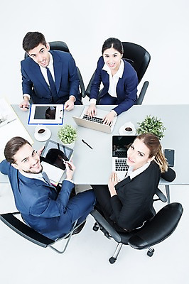 포토 JPG 스튜디오촬영 서양인 외국인 여자 남자 화분 커피 의자 회의 실내 웃음 앉기 동양인 정장 여러명 20대 성인 노트북 하이앵글 태블릿 올려보기 비즈니스맨 비즈니스우먼 책상 동료 성인만 국내포토 옷 음료 뷰포인트 가구 다수 비즈니스 관계 모션 표정 사람 인종 청년 내부 전자제품 스마트기기 직장인 파일형식