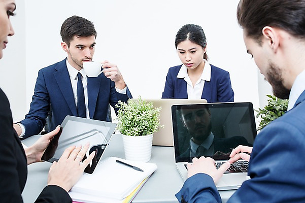 포토 JPG 스튜디오촬영 서양인 외국인 여자 남자 화분 커피 의자 회의 실내 앉기 동양인 정장 여러명 상반신 20대 성인 앞모습 뒷모습 노트북 태블릿 마시기 비즈니스맨 비즈니스우먼 커피잔 책상 동료 국내포토 옷 음료 뷰포인트 가구 다수 비즈니스 관계 모션 잔 사람 인종 청년 내부 전자제품 스마트기기 직장인 파일형식