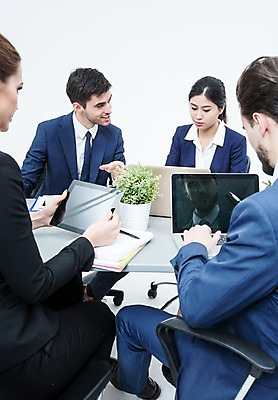 포토 JPG 스튜디오촬영 서양인 외국인 여자 남자 화분 의자 회의 실내 웃음 앉기 동양인 정장 여러명 상반신 20대 성인 앞모습 뒷모습 노트북 태블릿 비즈니스맨 비즈니스우먼 책상 동료 국내포토 옷 뷰포인트 가구 다수 비즈니스 관계 모션 표정 사람 인종 청년 내부 전자제품 스마트기기 직장인 파일형식