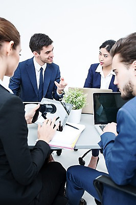 포토 JPG 스튜디오촬영 서양인 외국인 여자 남자 화분 의자 회의 실내 웃음 앉기 동양인 정장 여러명 상반신 20대 성인 앞모습 뒷모습 노트북 태블릿 비즈니스맨 비즈니스우먼 책상 동료 국내포토 옷 뷰포인트 가구 다수 비즈니스 관계 모션 표정 사람 인종 청년 내부 전자제품 스마트기기 직장인 파일형식