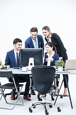 포토 JPG 스튜디오촬영 전신 서양인 외국인 여자 남자 화분 의자 회의 실내 서기 웃음 앉기 동양인 정장 여러명 20대 성인 앞모습 노트북 모니터 비즈니스맨 비즈니스우먼 책상 동료 국내포토 옷 뷰포인트 가구 다수 비즈니스 관계 모션 표정 사람 인종 청년 내부 전자제품 컴퓨터 직장인 파일형식