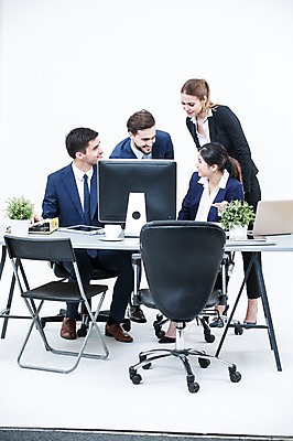 포토 JPG 스튜디오촬영 전신 서양인 외국인 여자 남자 화분 의자 회의 실내 서기 웃음 앉기 동양인 정장 여러명 20대 성인 앞모습 노트북 모니터 비즈니스맨 비즈니스우먼 책상 동료 국내포토 옷 뷰포인트 가구 다수 비즈니스 관계 모션 표정 사람 인종 청년 내부 전자제품 컴퓨터 직장인 파일형식