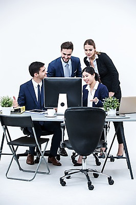 포토 JPG 스튜디오촬영 전신 서양인 외국인 여자 남자 화분 의자 회의 실내 서기 웃음 앉기 동양인 정장 여러명 20대 성인 앞모습 노트북 모니터 비즈니스맨 비즈니스우먼 책상 동료 국내포토 옷 뷰포인트 가구 다수 비즈니스 관계 모션 표정 사람 인종 청년 내부 전자제품 컴퓨터 직장인 파일형식