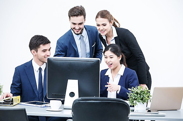 포토 JPG 스튜디오촬영 서양인 외국인 여자 남자 화분 의자 회의 실내 서기 웃음 앉기 동양인 정장 여러명 상반신 20대 성인 앞모습 노트북 모니터 비즈니스맨 비즈니스우먼 책상 동료 국내포토 옷 뷰포인트 가구 다수 비즈니스 관계 모션 표정 사람 인종 청년 내부 전자제품 컴퓨터 직장인 파일형식