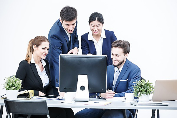 포토 JPG 스튜디오촬영 서양인 외국인 여자 남자 화분 의자 회의 실내 서기 웃음 앉기 동양인 정장 여러명 상반신 20대 성인 앞모습 노트북 모니터 비즈니스맨 비즈니스우먼 책상 동료 국내포토 옷 뷰포인트 가구 다수 비즈니스 관계 모션 표정 사람 인종 청년 내부 전자제품 컴퓨터 직장인 파일형식