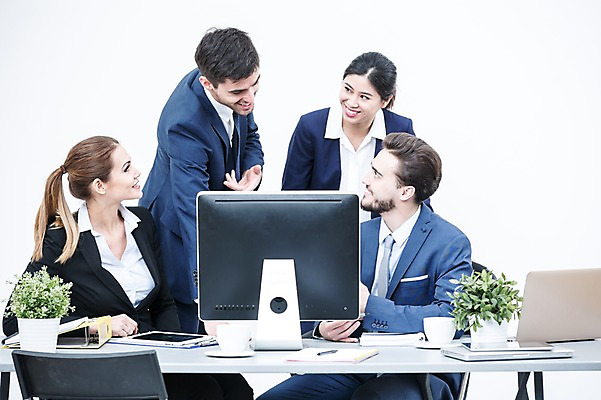 포토 JPG 스튜디오촬영 서양인 외국인 여자 남자 화분 의자 회의 실내 서기 웃음 앉기 동양인 정장 여러명 상반신 20대 성인 앞모습 노트북 모니터 비즈니스맨 비즈니스우먼 책상 동료 국내포토 옷 뷰포인트 가구 다수 비즈니스 관계 모션 표정 사람 인종 청년 내부 전자제품 컴퓨터 직장인 파일형식