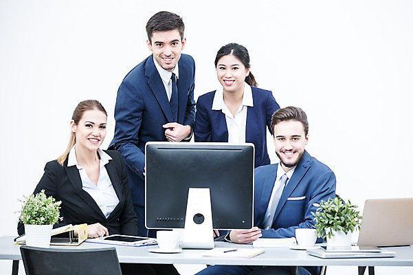 포토 JPG 스튜디오촬영 서양인 외국인 여자 남자 화분 의자 회의 실내 서기 웃음 앉기 동양인 정장 여러명 상반신 20대 성인 앞모습 노트북 모니터 비즈니스맨 비즈니스우먼 책상 동료 국내포토 옷 뷰포인트 가구 다수 비즈니스 관계 모션 표정 사람 인종 청년 내부 전자제품 컴퓨터 직장인 파일형식