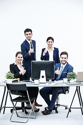 포토 JPG 스튜디오촬영 전신 서양인 외국인 여자 남자 화분 의자 회의 실내 서기 웃음 앉기 동양인 정장 손짓 여러명 20대 성인 앞모습 노트북 모니터 최고 비즈니스맨 비즈니스우먼 책상 동료 국내포토 옷 뷰포인트 가구 다수 비즈니스 관계 모션 표정 사람 인종 청년 내부 전자제품 컴퓨터 직장인 파일형식