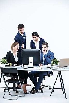 포토 JPG 스튜디오촬영 전신 서양인 외국인 여자 남자 화분 의자 회의 실내 서기 앉기 동양인 정장 여러명 20대 성인 앞모습 노트북 모니터 놀람 비즈니스맨 비즈니스우먼 책상 동료 국내포토 옷 감정 뷰포인트 가구 다수 비즈니스 관계 모션 표정 사람 인종 청년 내부 전자제품 컴퓨터 직장인 파일형식