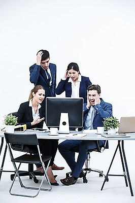 포토 JPG 스튜디오촬영 전신 서양인 외국인 여자 남자 화분 의자 회의 실내 서기 앉기 동양인 정장 여러명 20대 성인 앞모습 노트북 모니터 놀람 비즈니스맨 비즈니스우먼 책상 동료 국내포토 옷 감정 뷰포인트 가구 다수 비즈니스 관계 모션 표정 사람 인종 청년 내부 전자제품 컴퓨터 직장인 파일형식