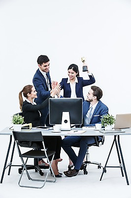 포토 JPG 스튜디오촬영 전신 서양인 외국인 여자 남자 화분 의자 회의 협력 실내 서기 웃음 앉기 동양인 정장 여러명 20대 성인 앞모습 노트북 모니터 비즈니스맨 비즈니스우먼 트로피 책상 동료 하이파이브 국내포토 옷 뷰포인트 가구 다수 비즈니스 관계 모션 표정 사람 인종 손짓 청년 내부 전자제품 컴퓨터 직장인 상_우승 파일형식