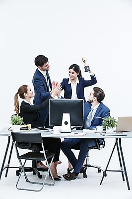 포토 JPG 스튜디오촬영 전신 서양인 외국인 여자 남자 화분 의자 회의 협력 실내 서기 웃음 앉기 동양인 정장 여러명 20대 성인 앞모습 노트북 모니터 비즈니스맨 비즈니스우먼 트로피 책상 동료 하이파이브 국내포토 옷 뷰포인트 가구 다수 비즈니스 관계 모션 표정 사람 인종 손짓 청년 내부 전자제품 컴퓨터 직장인 상_우승 파일형식