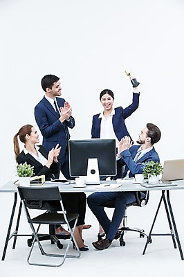 포토 JPG 스튜디오촬영 전신 서양인 외국인 여자 남자 화분 의자 회의 실내 서기 웃음 앉기 동양인 정장 여러명 20대 성인 앞모습 노트북 모니터 축하 비즈니스맨 비즈니스우먼 박수 트로피 책상 동료 국내포토 옷 뷰포인트 가구 다수 컨셉 비즈니스 관계 모션 표정 사람 인종 손짓 청년 내부 전자제품 컴퓨터 직장인 상_우승 파일형식