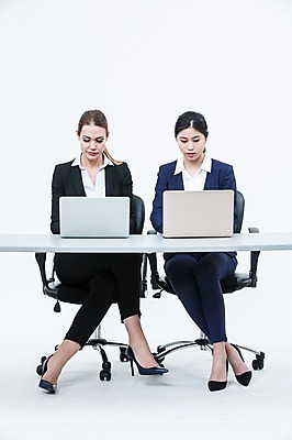 포토 JPG 스튜디오촬영 전신 서양인 외국인 여자 의자 실내 앉기 동양인 20대 성인 두명 앞모습 노트북 다리꼬기 비즈니스우먼 책상 동료 국내포토 뷰포인트 가구 비즈니스 관계 모션 사람 인종 청년 내부 전자제품 직장인 파일형식 직업 생활용품 오브젝트