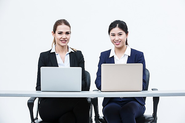 포토 JPG 스튜디오촬영 서양인 외국인 여자 의자 실내 웃음 앉기 동양인 상반신 20대 성인 두명 앞모습 노트북 비즈니스우먼 책상 동료 국내포토 뷰포인트 가구 비즈니스 관계 모션 표정 사람 인종 청년 내부 전자제품 직장인 파일형식