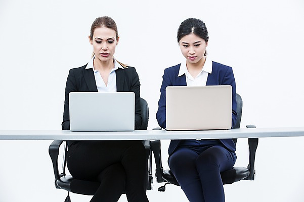 포토 JPG 스튜디오촬영 서양인 외국인 여자 의자 실내 앉기 동양인 상반신 20대 성인 두명 앞모습 노트북 비즈니스우먼 책상 동료 국내포토 뷰포인트 가구 비즈니스 관계 모션 사람 인종 청년 내부 전자제품 직장인 파일형식