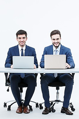 포토 JPG 스튜디오촬영 전신 서양인 외국인 남자 의자 실내 웃음 앉기 정장 20대 성인 두명 앞모습 노트북 비즈니스맨 책상 동료 국내포토 옷 뷰포인트 가구 비즈니스 관계 모션 표정 사람 인종 청년 내부 전자제품 직장인 파일형식