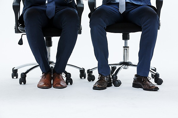 포토 JPG 스튜디오촬영 외국인 남자 의자 실내 앉기 정장 성인 두명 하반신 다리 비즈니스맨 남성화 동료 국내포토 옷 가구 신발 비즈니스 관계 모션 사람 인종 내부 신체부위 직장인 파일형식