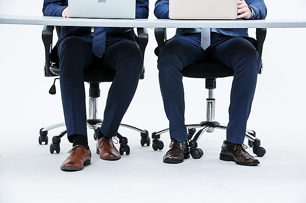 포토 JPG 스튜디오촬영 외국인 남자 의자 실내 앉기 정장 성인 두명 노트북 하반신 다리 비즈니스맨 남성화 책상 동료 국내포토 옷 가구 신발 비즈니스 관계 모션 사람 인종 내부 신체부위 전자제품 직장인 파일형식