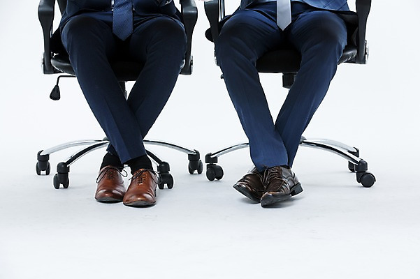 포토 JPG 스튜디오촬영 외국인 남자 의자 실내 앉기 정장 성인 두명 하반신 다리 비즈니스맨 남성화 동료 국내포토 옷 가구 신발 비즈니스 관계 모션 사람 인종 내부 신체부위 직장인 파일형식