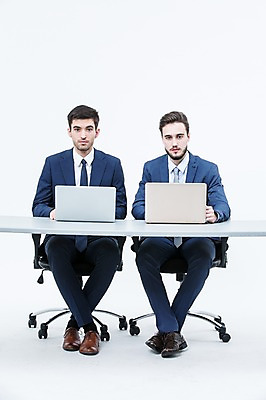 포토 JPG 스튜디오촬영 전신 서양인 외국인 남자 의자 실내 앉기 정장 20대 성인 두명 앞모습 노트북 비즈니스맨 책상 동료 국내포토 옷 뷰포인트 가구 비즈니스 관계 모션 사람 인종 청년 내부 전자제품 직장인 파일형식